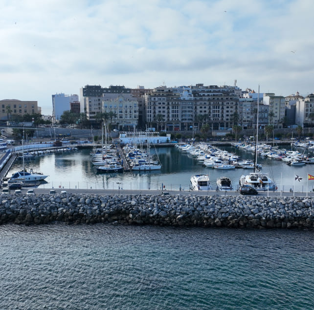 Sobre el puerto deportivo de Ceuta Marina Hércules